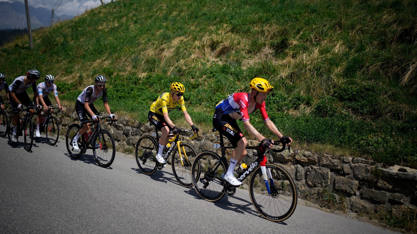 Cyklisti počas kráľovskej 17. etapy Tour de France 2023. 