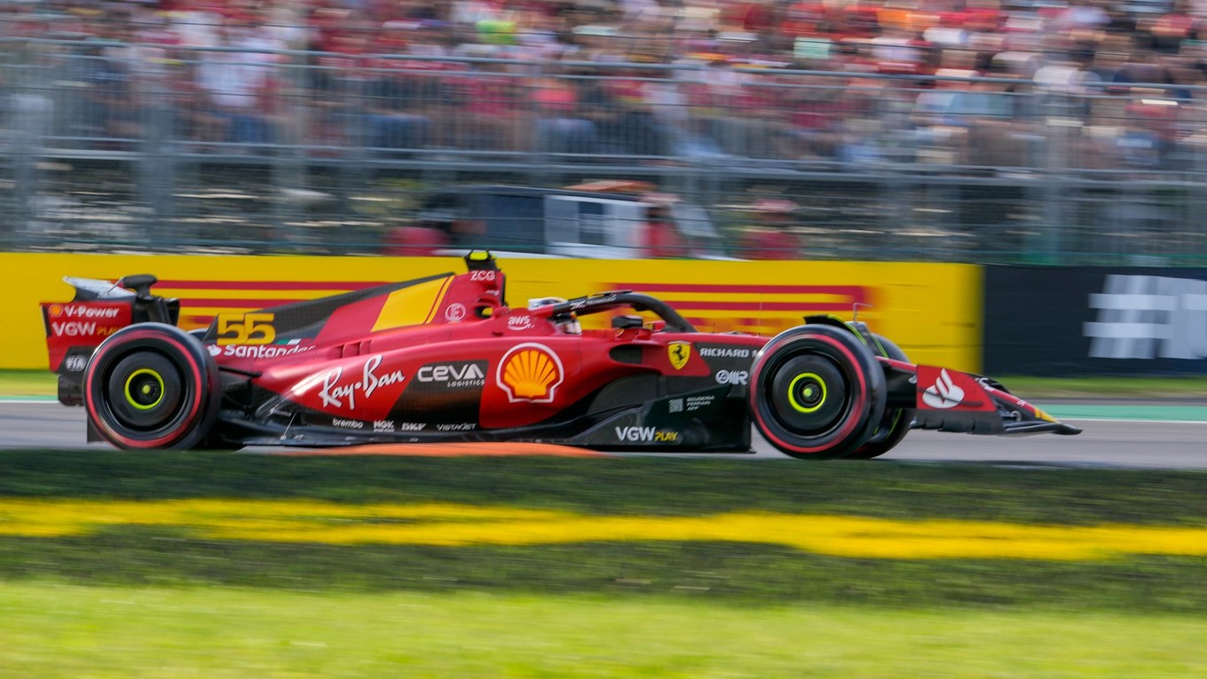 Carlos Sainz na Ferrari na okruhu v Monze.