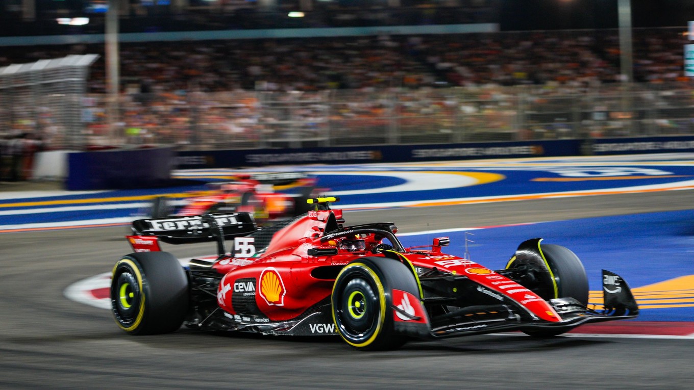 Carlos Sainz na Ferrari počas Veľkej ceny Singapuru 2023.