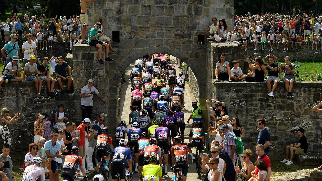 Cyklisti počas pretekov Vuelta a Espaňa 2023. 