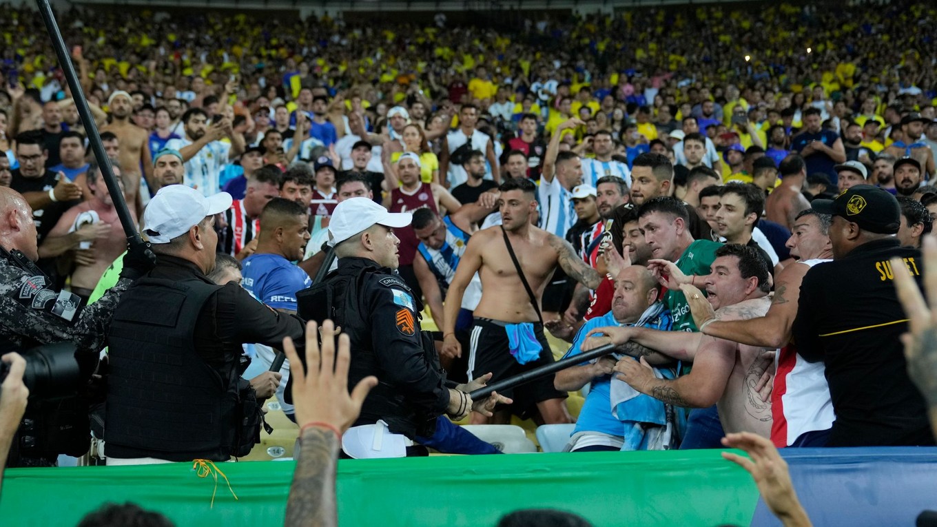 Policajný zásah proti fanúšikom pred zápasom Brazília - Argentína.