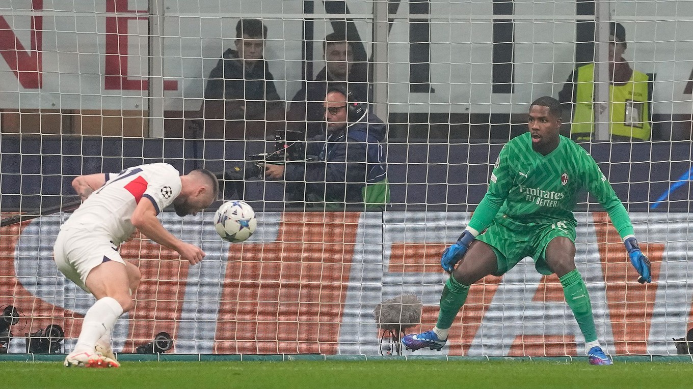 Milan Škriniar strieľa gól v zápase AC Miláno - Paríž St. Germain.