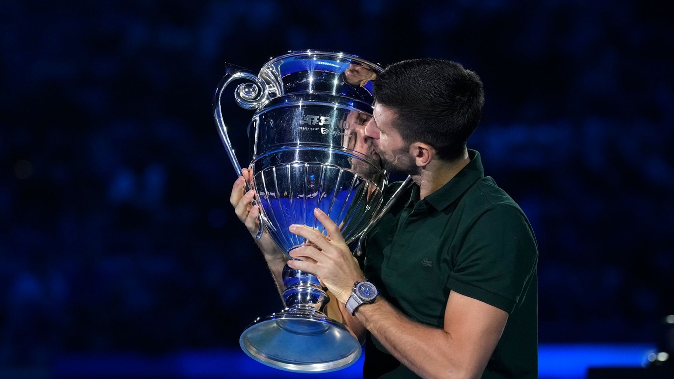 Novak Djokovič bozkáva trofej pre najlepšieho hráča svetového rebríčka ATP.