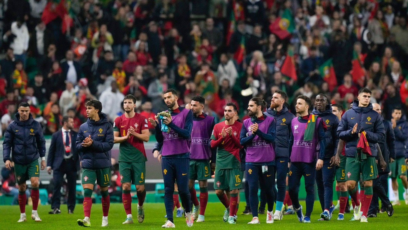 Portugalskí futbalisti sa tešia po triumfe nad Islandom v zápase kvalifikácie EURO 2024.