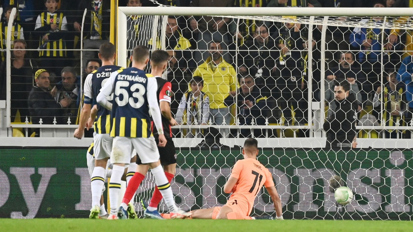 Brankár Dominik Takáč inkasuje gól v zápase Fenerbahce Istanbul - FC Spartak Trnava.