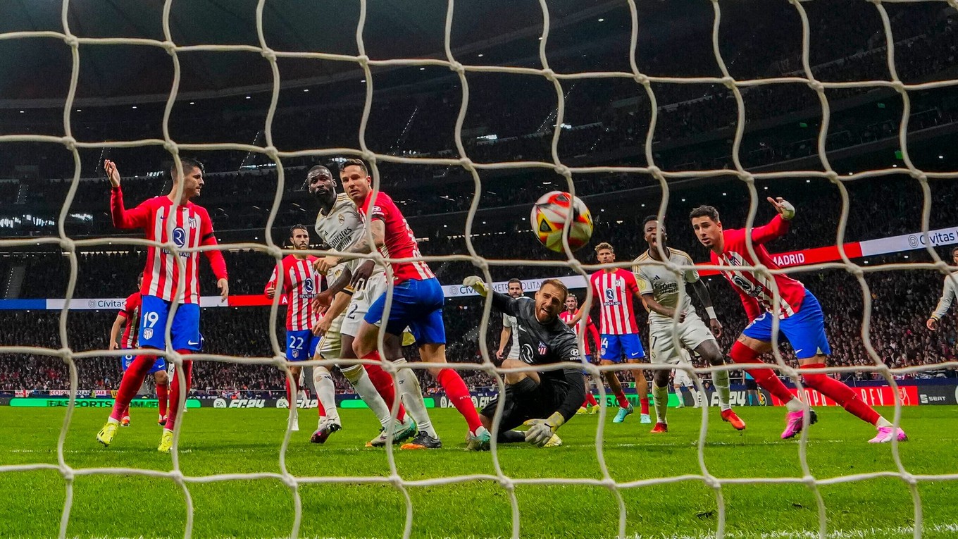 Momentka zo zápasu medzi Realom a Atléticom Madrid. 