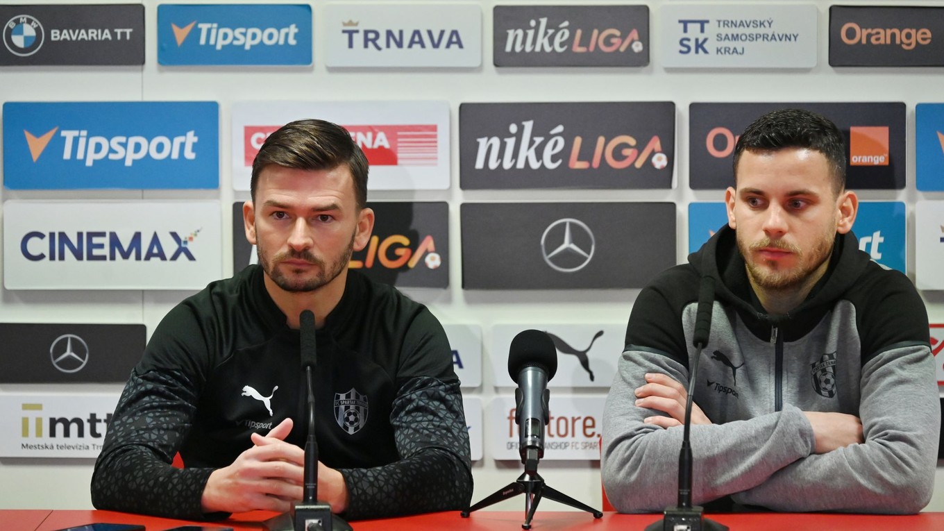 Tréner Spartaka Trnava Michal Gašparík a hráč Kristián Koštrna počas tlačovej konferencie