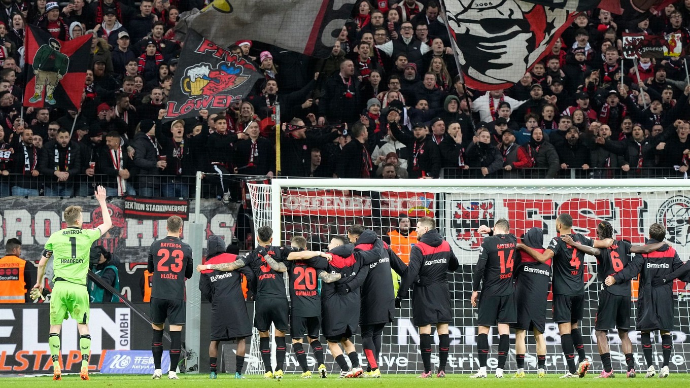 Hráči Leverkusenu oslavujú víťazstvo