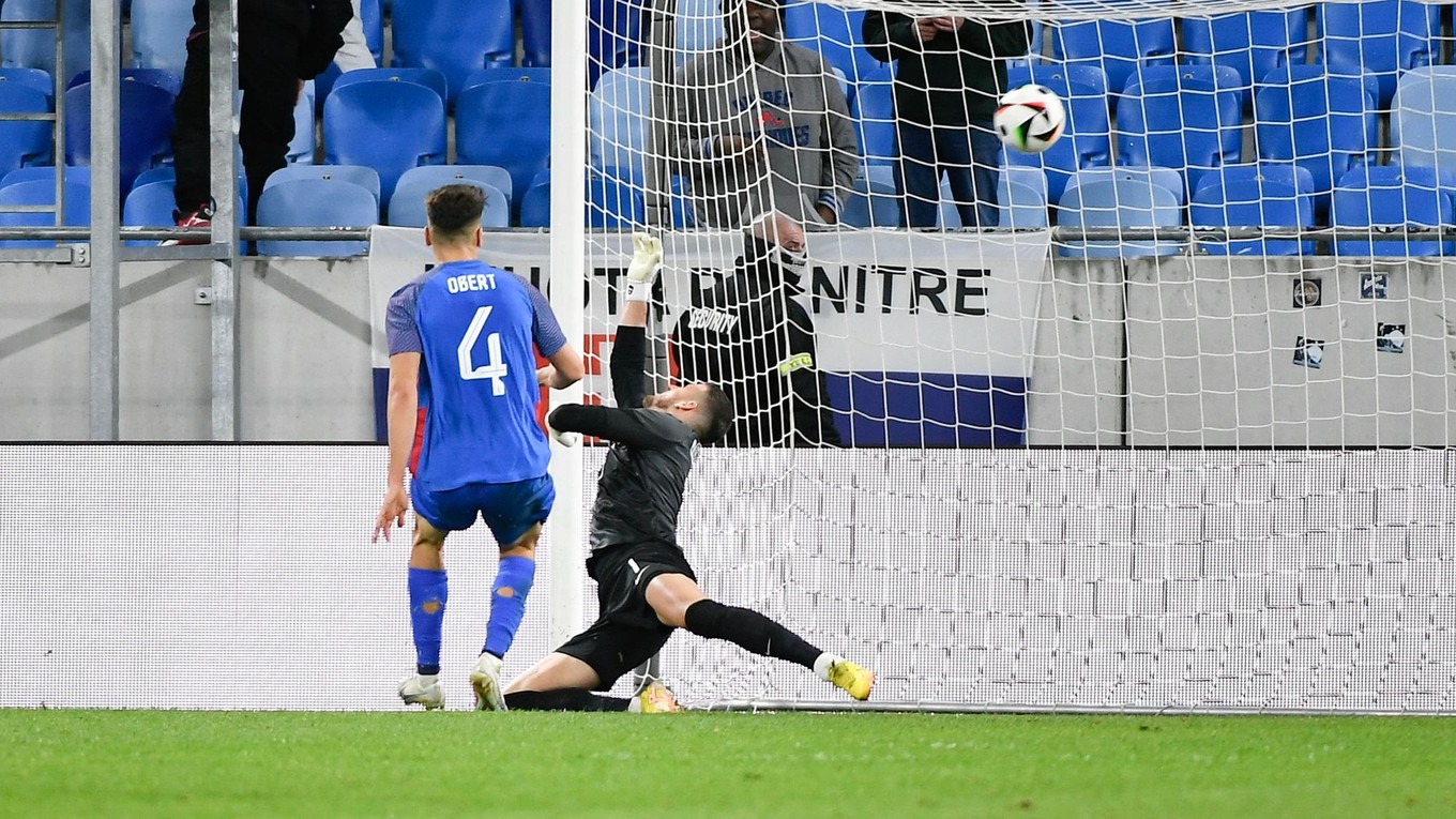 Martin Dúbravka inkasuje gól v prípravnom zápase Slovensko - Rakúsko.