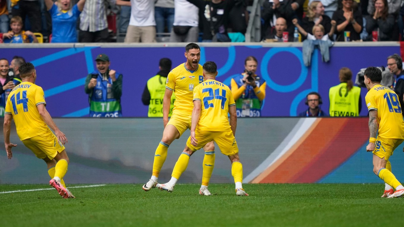 Roman Jaremčuk sa so spoluhráčmi teší po strelenom góle v zápase Slovensko - Ukrajina v skupine E na EURO 2024.