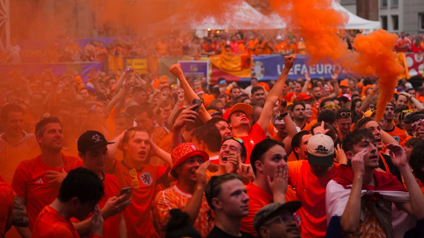Holandskí fanúšikovia v Dortmunde počas zápasu Holandsko - Anglicko v semifinále EURO 2024.