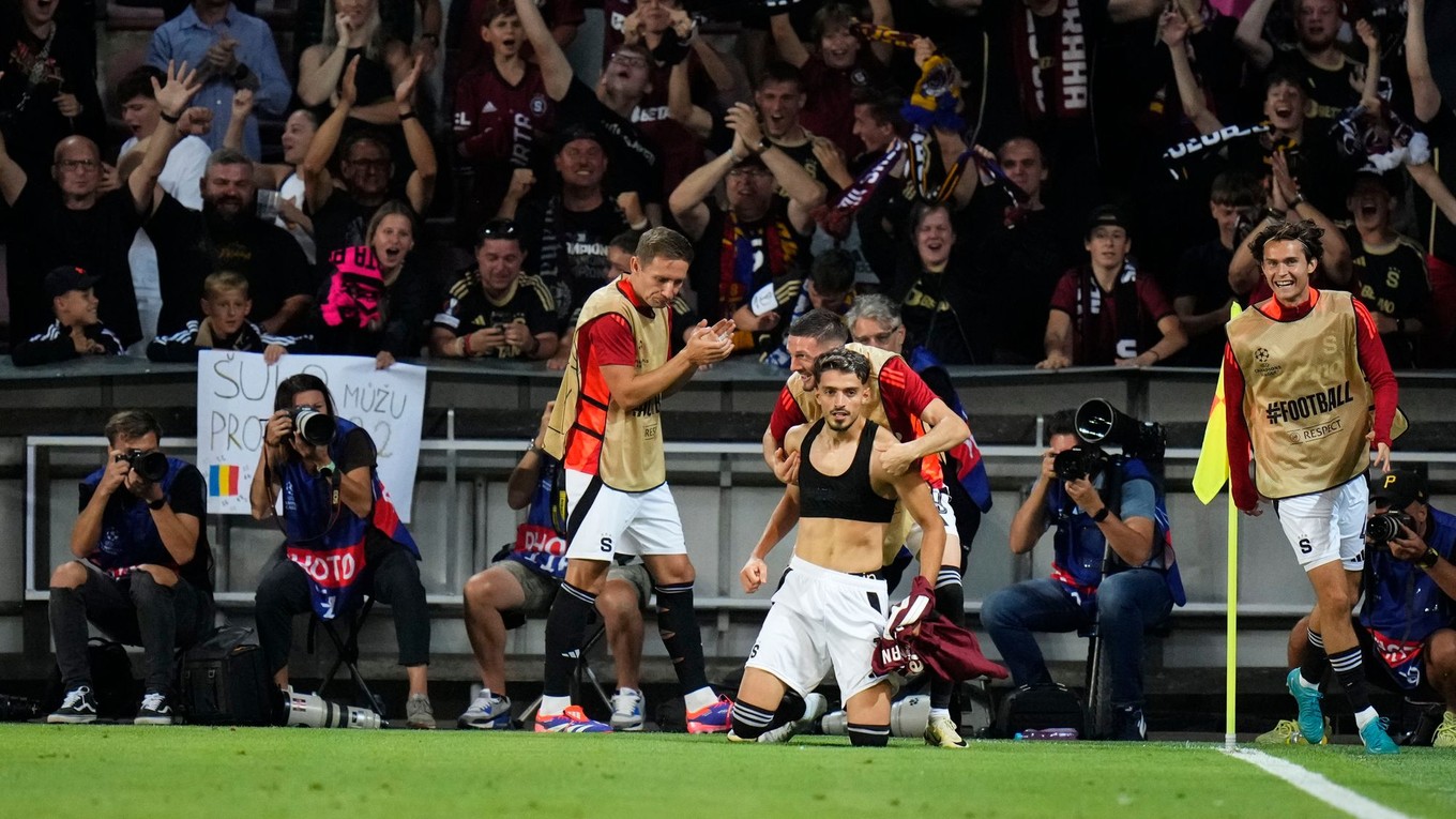 Albion Rrahmani oslavuje gól.