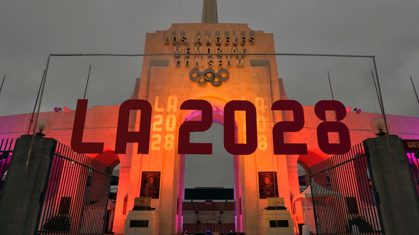 Na archívnej snímke z 13. septembra 2017 nápis LA 2028 pred olympijským kotlom v Los Angeles.
