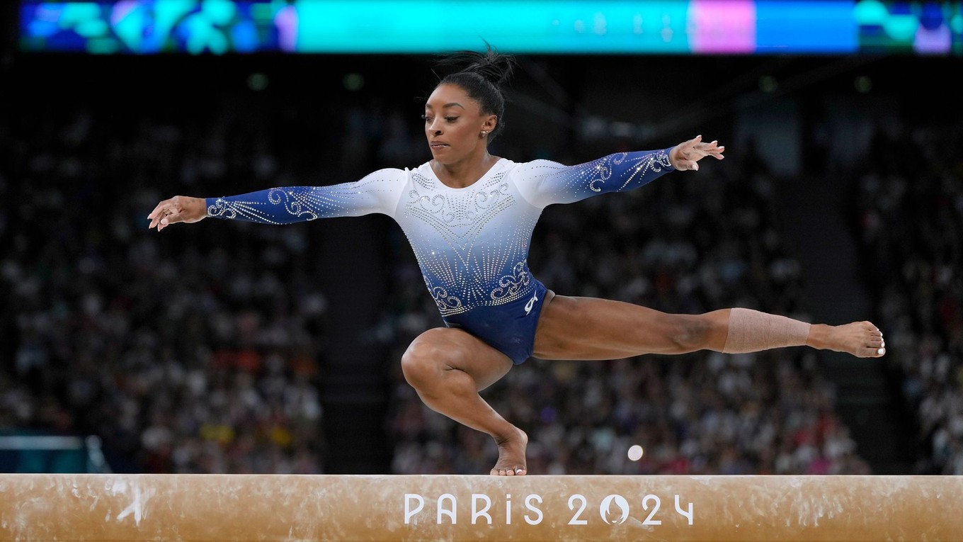 Americká gymnastka Simone Bilesová počas vystúpenia na kladine na OH 2024.