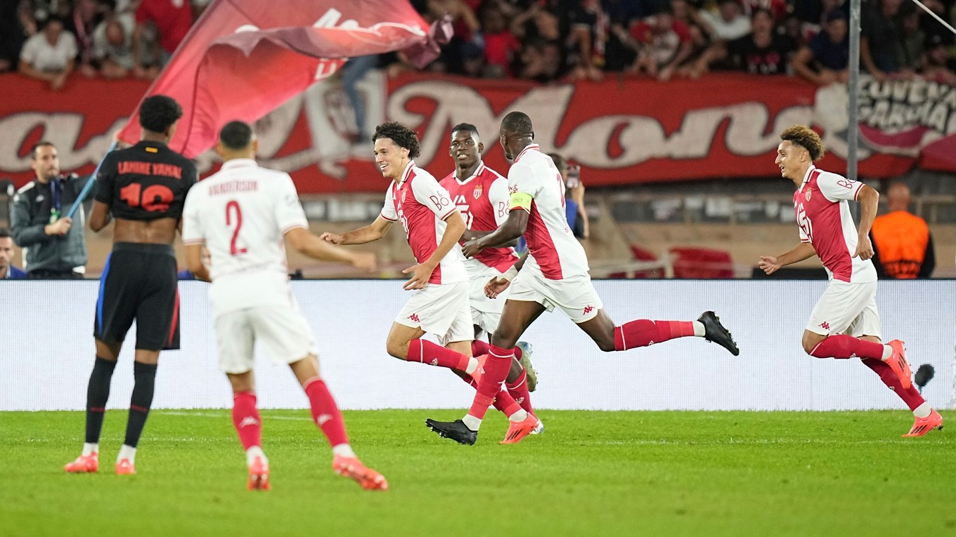 Futbalisti AS Monaco oslavujú gól do siete FC Barcelona.