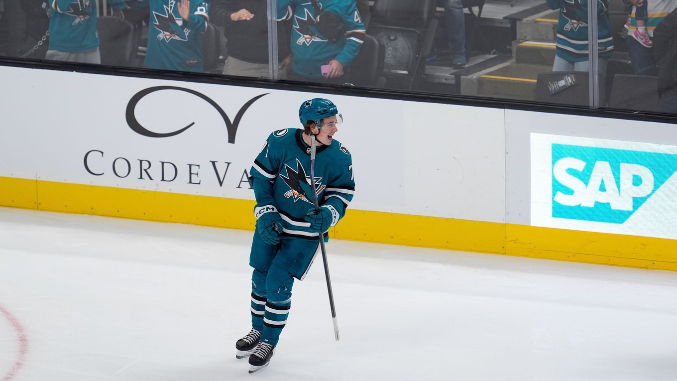 Macklin Celebrini v drese San Jose Sharks.