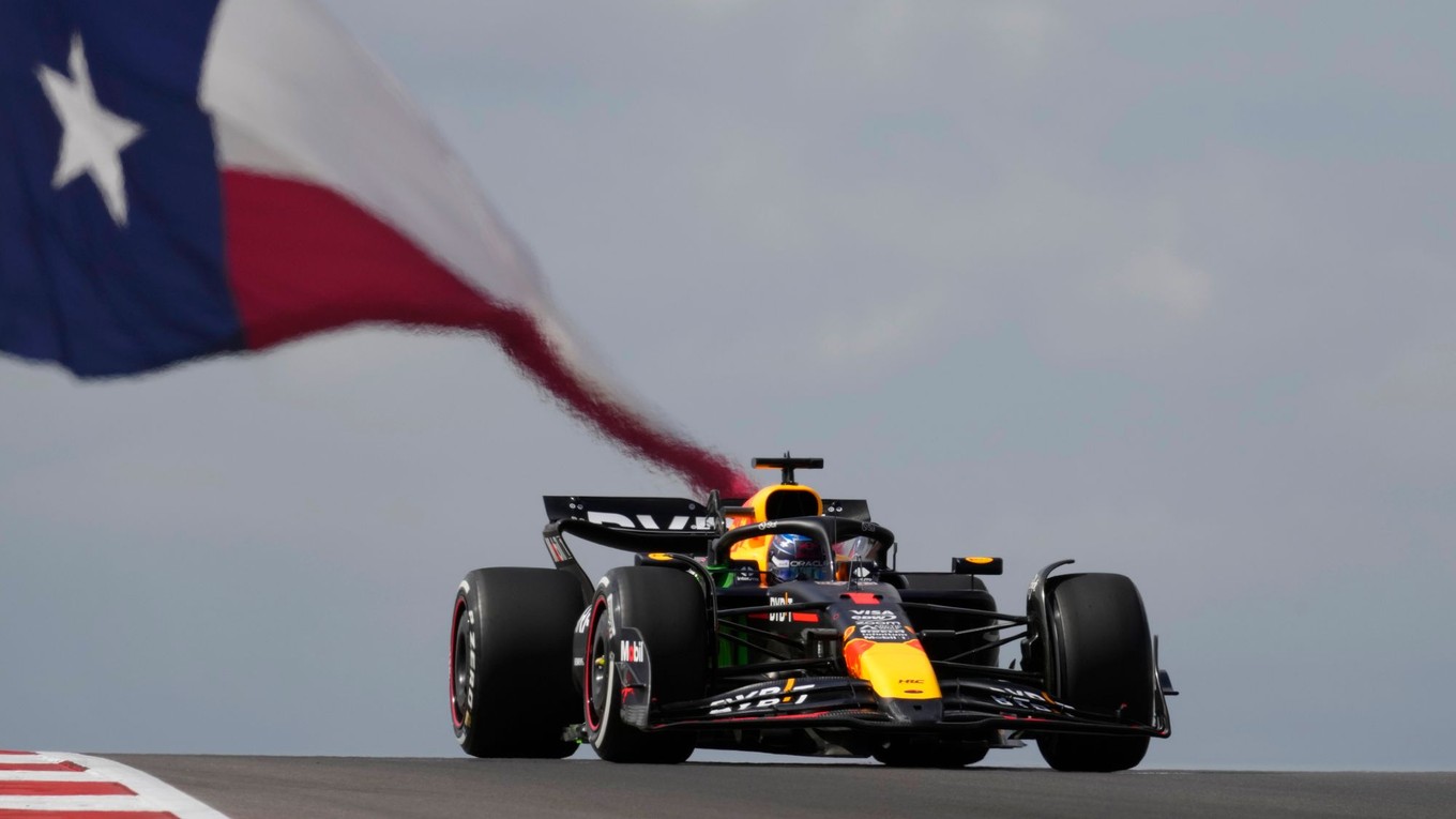 Max Verstappen na Red Bulle na trati v Austine pred Veľkou cenou USA 2024.