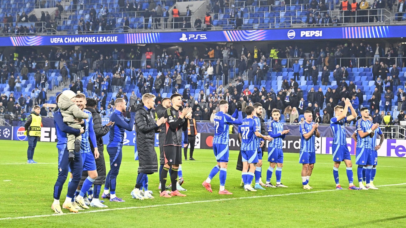 Hráči Slovana ďakujú fanúšikom po prehre 1:4 v zápase 4. kola ligovej fázy Ligy majstrov.