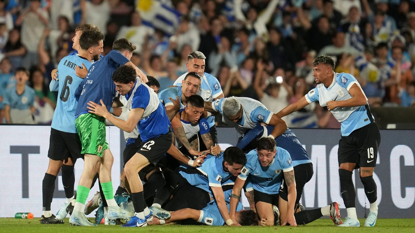 Futbalisti Uruguaja oslavujú víťazný gól proti Kolumbii.