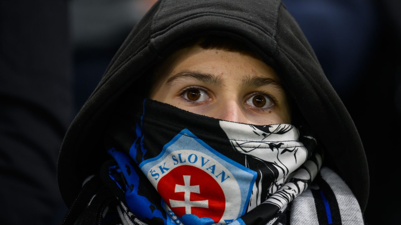 Mladý fanúšik Slovana v zápase ŠK Slovan Bratislava - VfB Stuttgart v 7. kole ligovej fázy Ligy majstrov.
