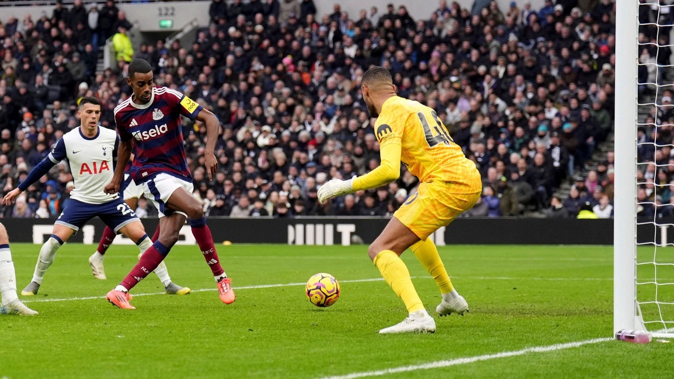 Alexander Isak prekonáva Brandona Austina v zápase Tottenham Hotspur - Newcastle United v 20. kole Premier League.