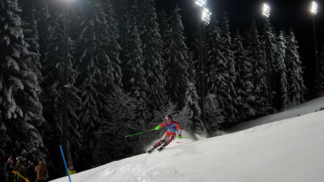 Camille Rastová počas nočného slalomu vo Flachau 2024.