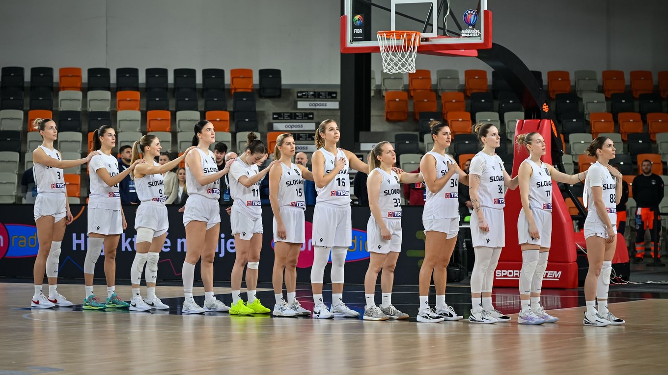 Hráčky tímu slovenskej basketbalovej reprezentácie pred začiatkom kvalifikačného zápasu F-skupiny na FIBA EuroBasket žien 2025 Slovensko - Rumunsko.