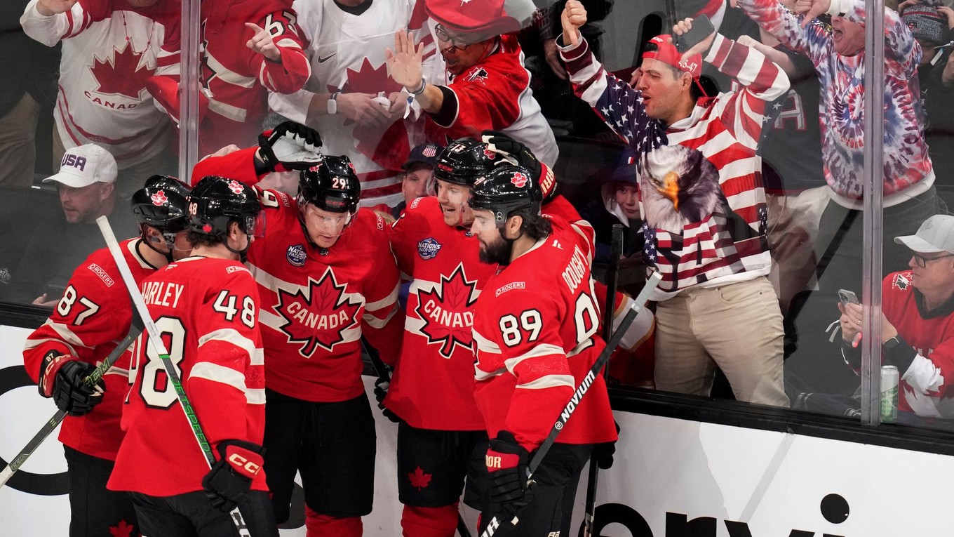 Radosť hráčov Kanady. 