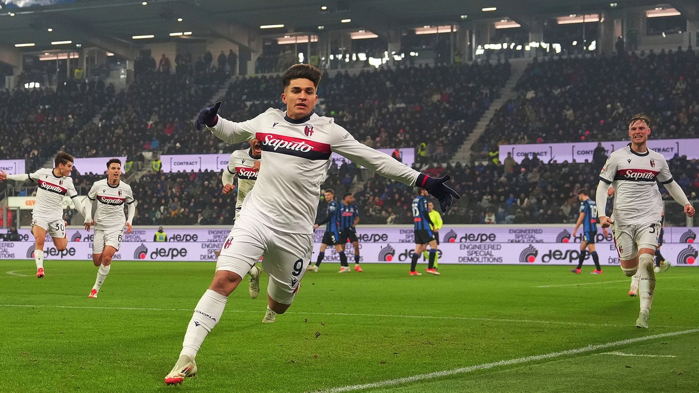 Santiago Castro sa teší po strelenom góle v zápase Atalanta Bergamo - Bologna FC vo štvrťfinále Coppa Italia.