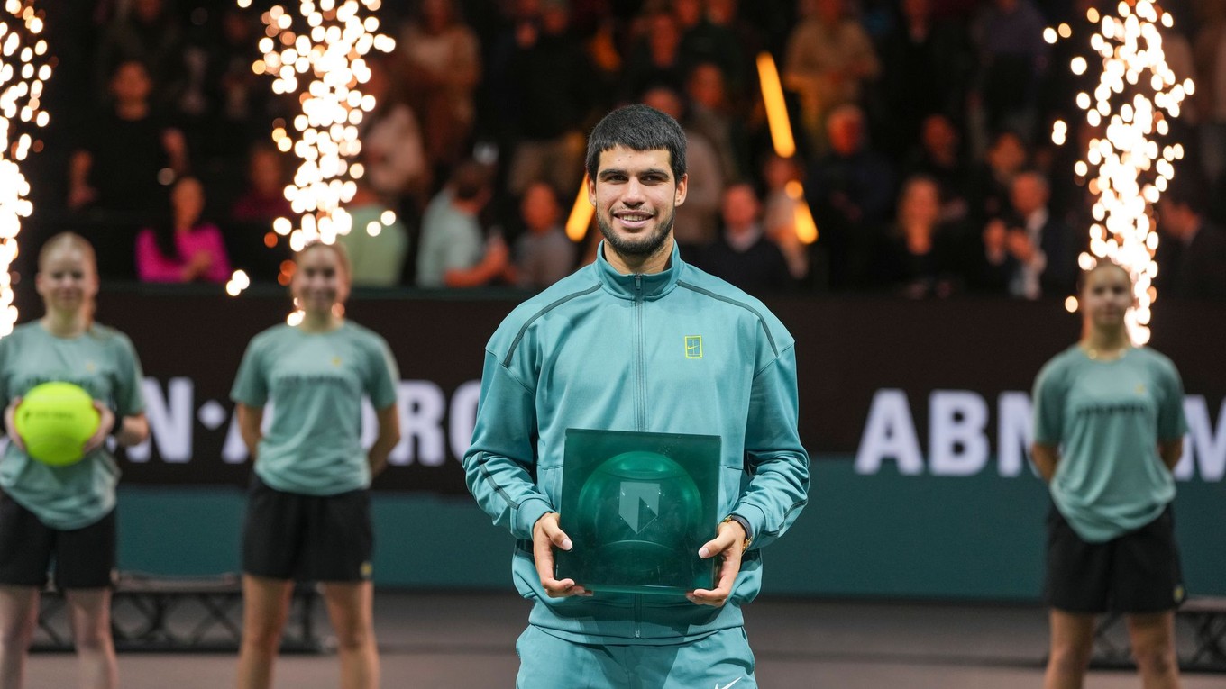 Španiel Carlos Alcaraz s trofejou.