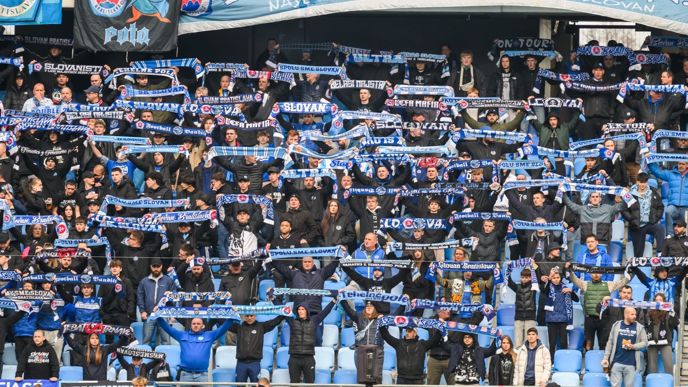 Fanúšikovia Slovana počas duelu ŠK Slovan Bratislava - FC Spartak Trnava v 1. zápase semifinále Slovnaft Cupu.