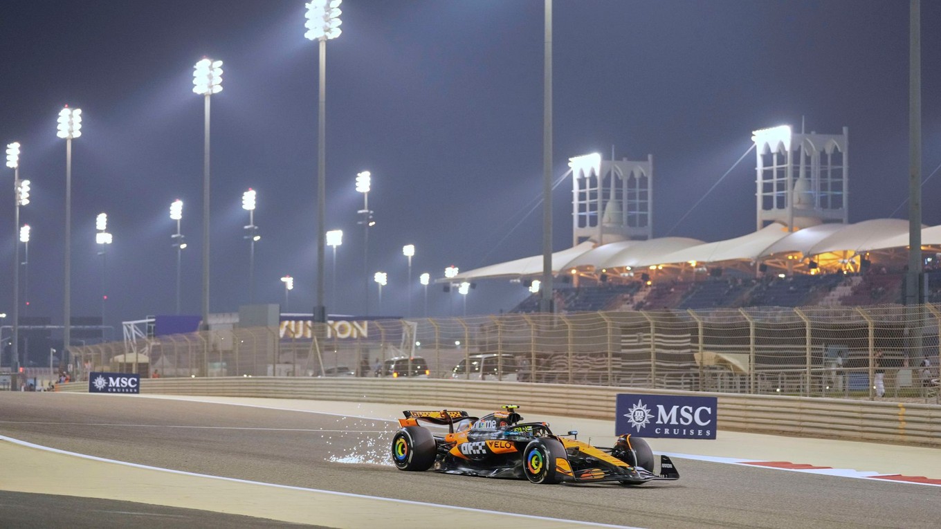 Lando Norris z tímu McLaren počas tréningu na Veľkú cenu Bahrajnu 2025.