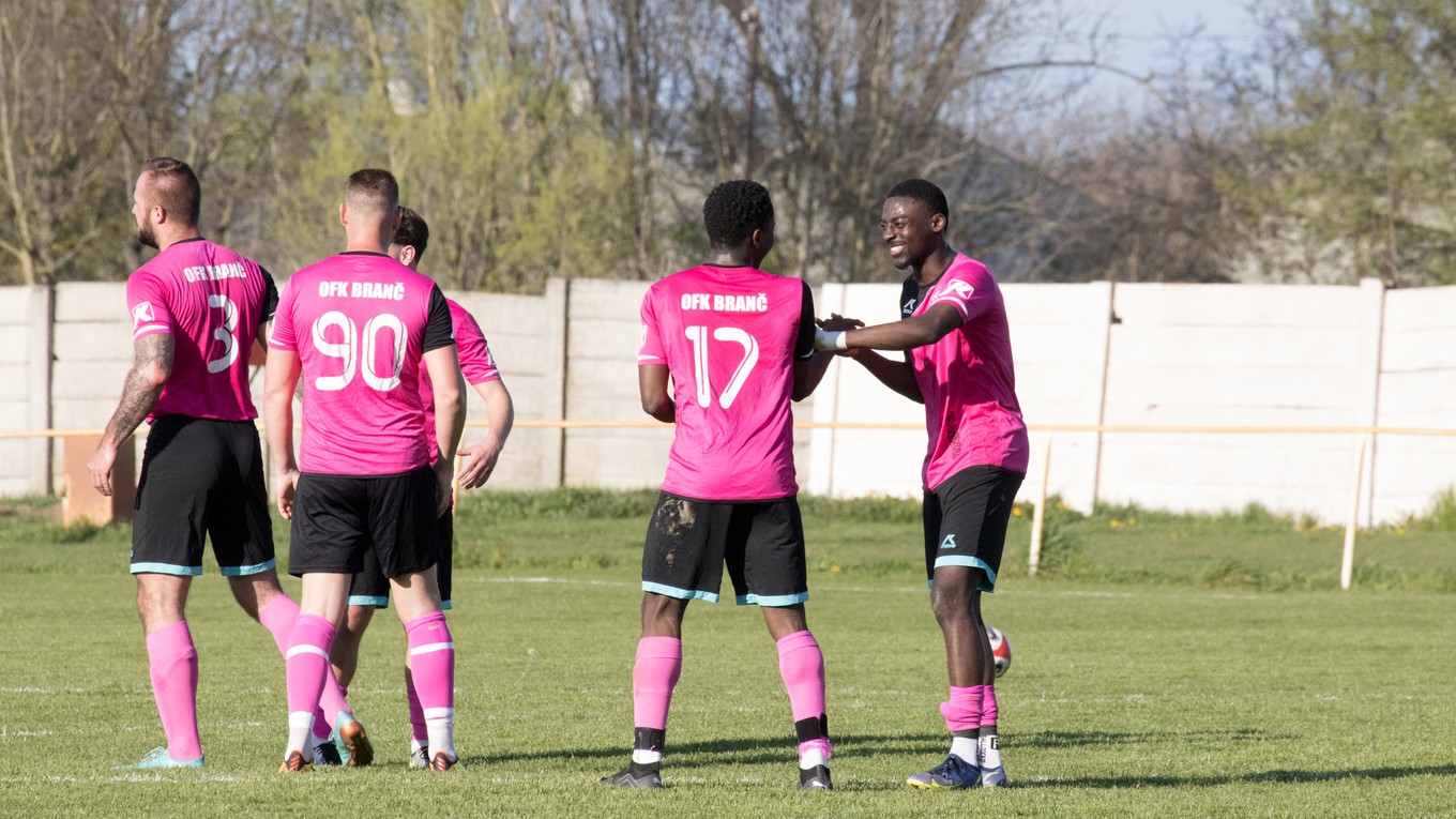 Autorovi gólu Kevinovi Mbutovi (17) gratuluje anglický rodák Casey Yankey v drese OFK Branč.