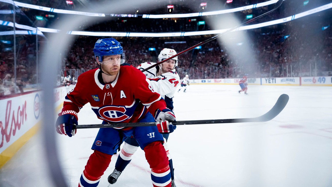 Mike Matheson (vľavo) a Connor McMichael (24) v zápase 1. kola play-off NHL Montreal Canadiens - Washington Capitals.