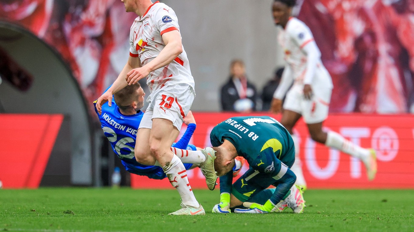 Peter Gulácsi dostal kopačkou do hlavy. 