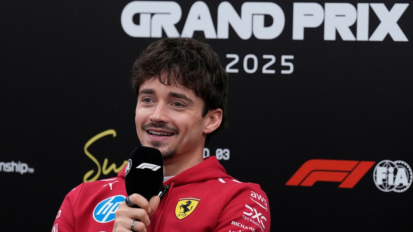 Jazdec Ferrari Charles Leclerc.