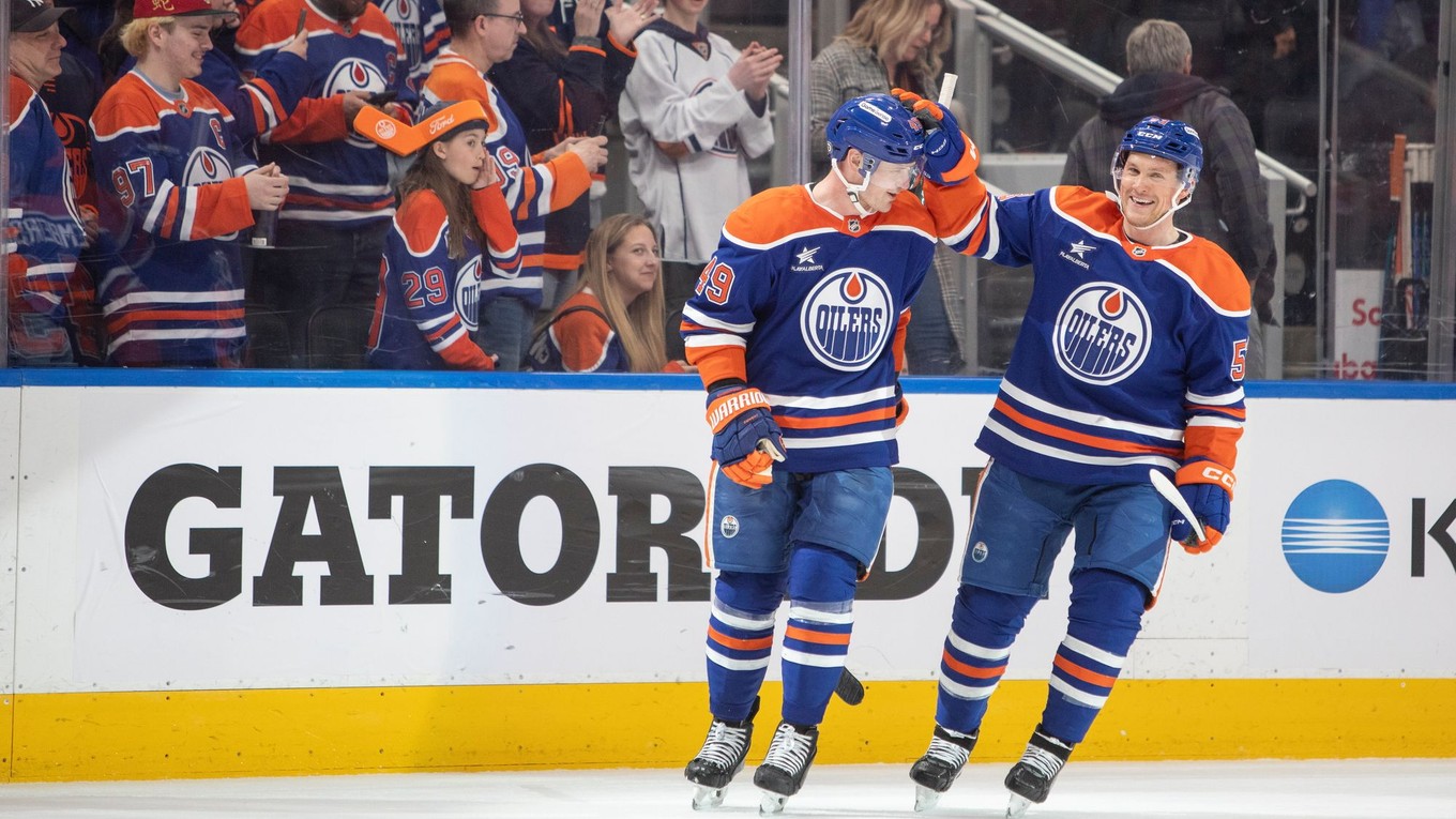 Jeff Skinner a Ty Emberson. 