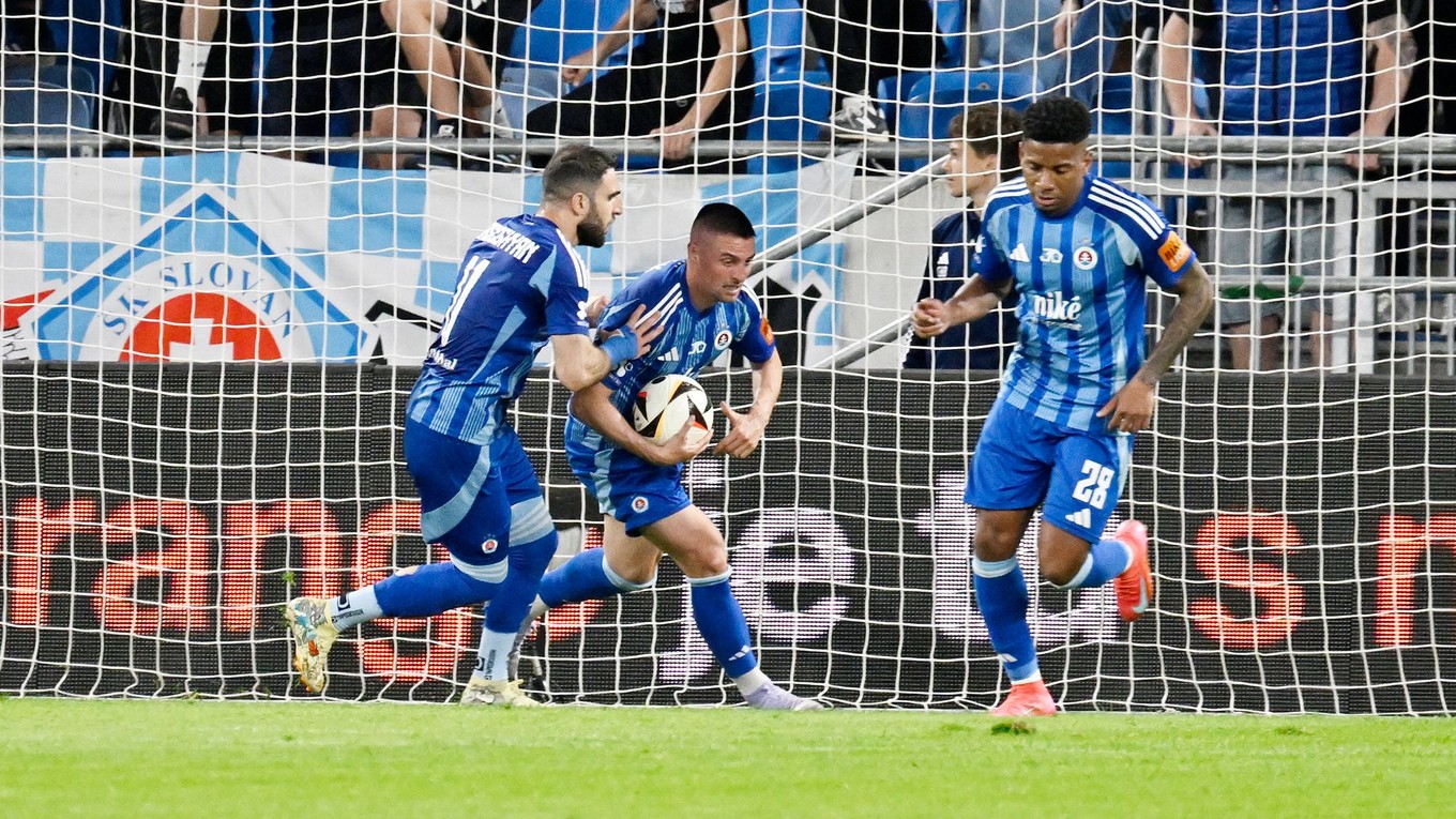 Róbert Mak (v strede) vynáša loptu po strelení druhého gólu, vľavo Tigran Barseghjan a vpravo Cesar Blackman.