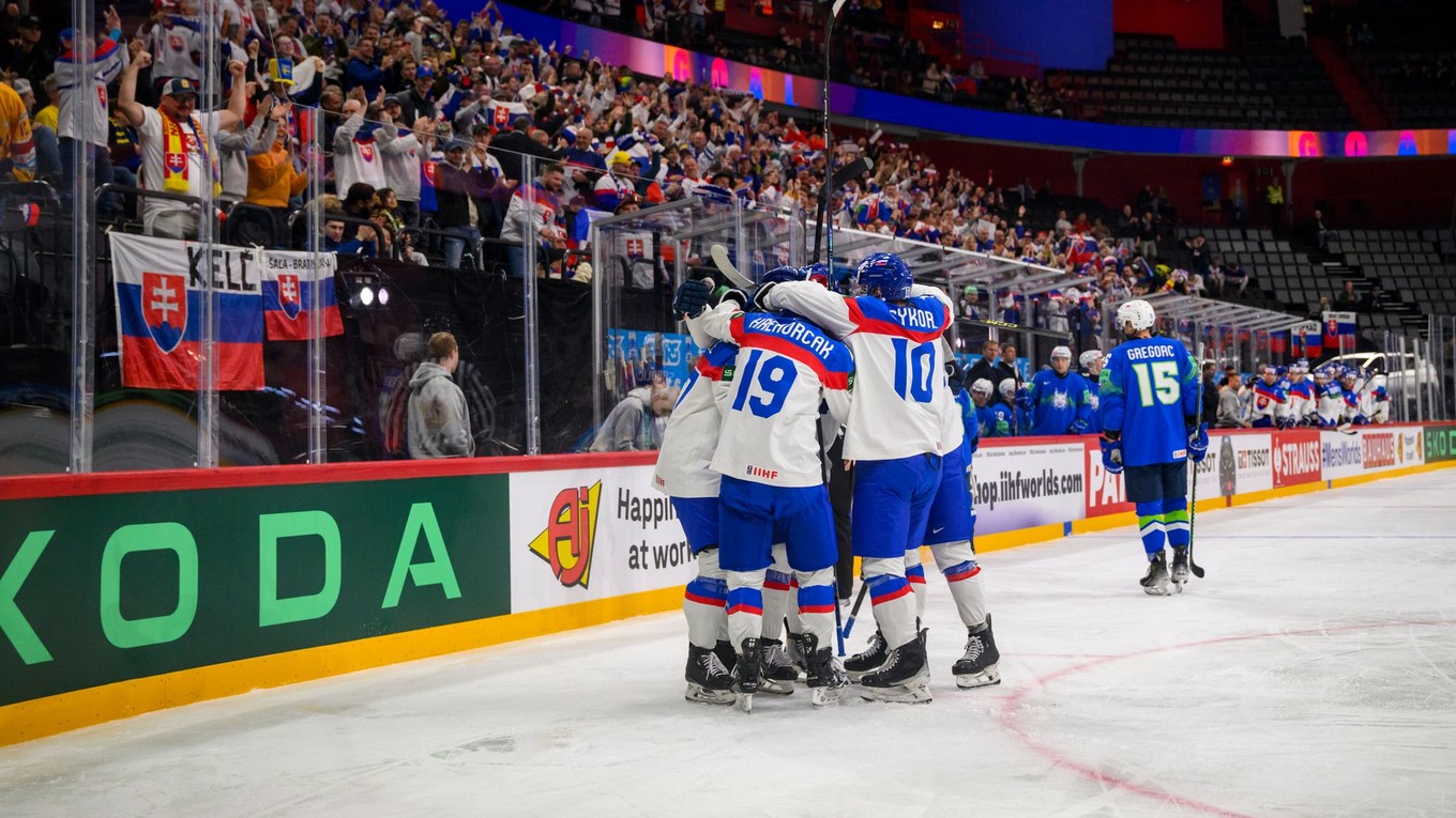 Slovenskí hokejisti sa tešia po strelenom góle v zápase Slovensko - Slovinsko v skupine A na MS v hokeji 2025.