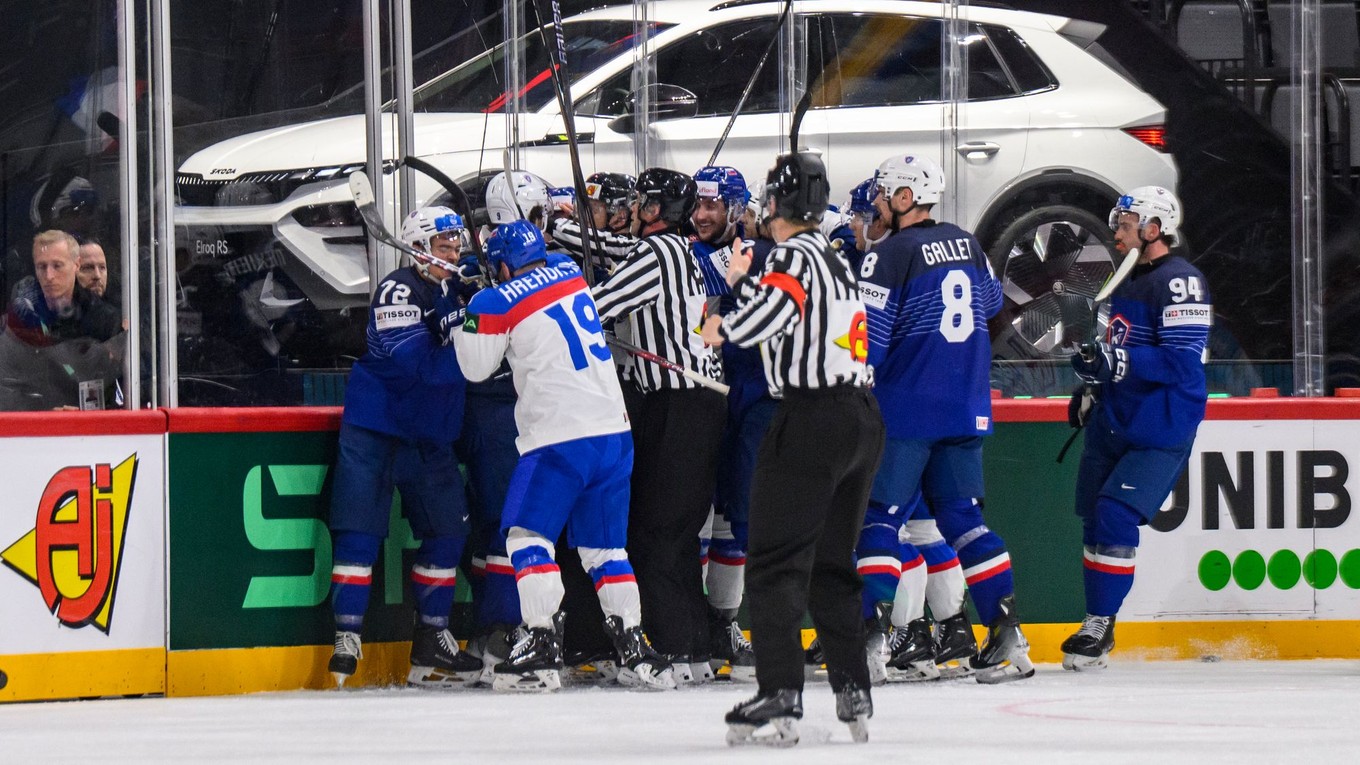 Bitka v zápase Slovensko - Francúzsko na MS v hokeji 2025.
