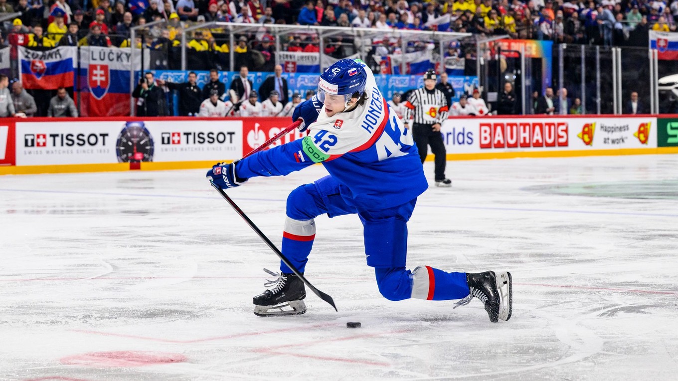 Samuel Honzek láme hokejku pri strele v zápase Slovensko - Kanada na MS v hokeji 2025. 