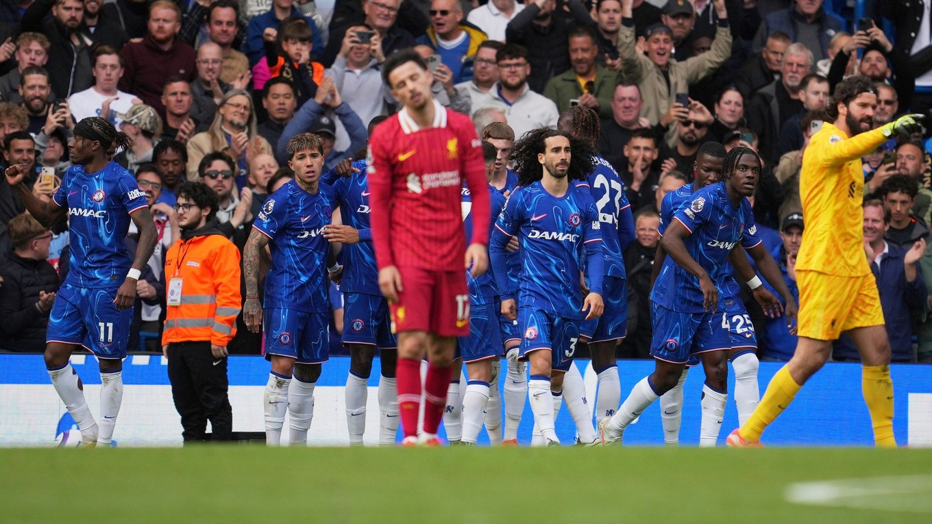 Futbalisti Chelsea sa tešia z gólu, ktorý si strelil hráč Liverpoolu do vlastnej brány.