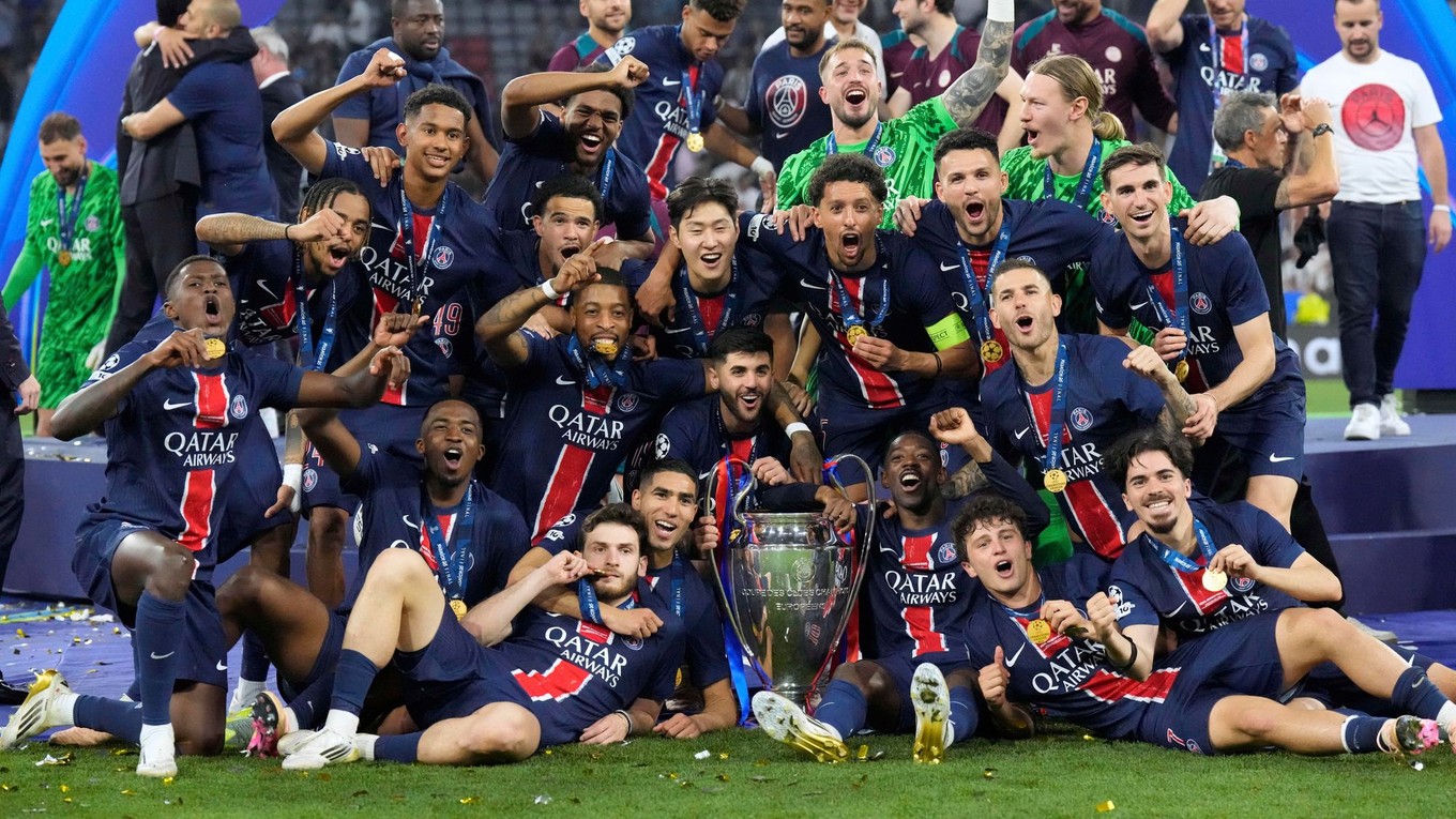Futbalisti Paríža oslavujú s trofejou Ligy majstrov