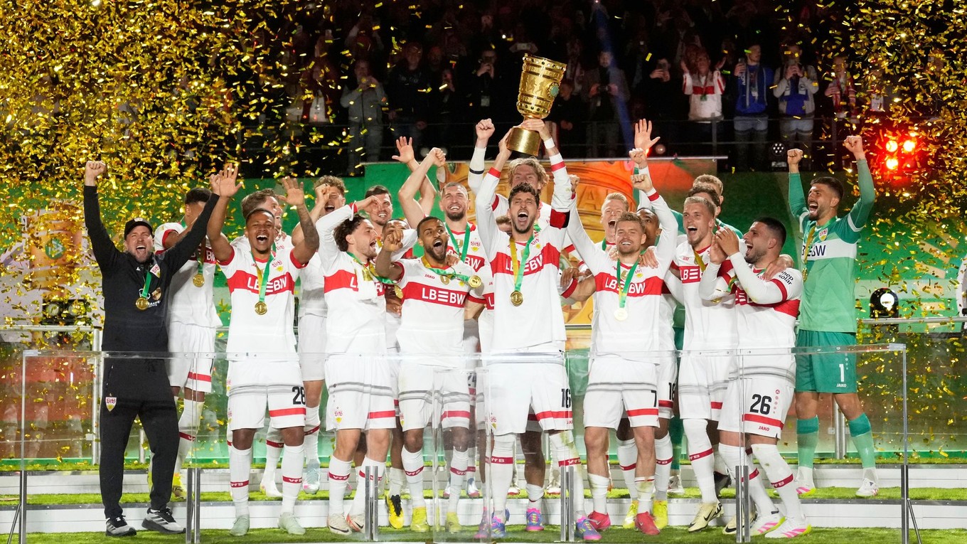 Hráči VfB Stuttgart oslavujú zisk Nemeckého pohára