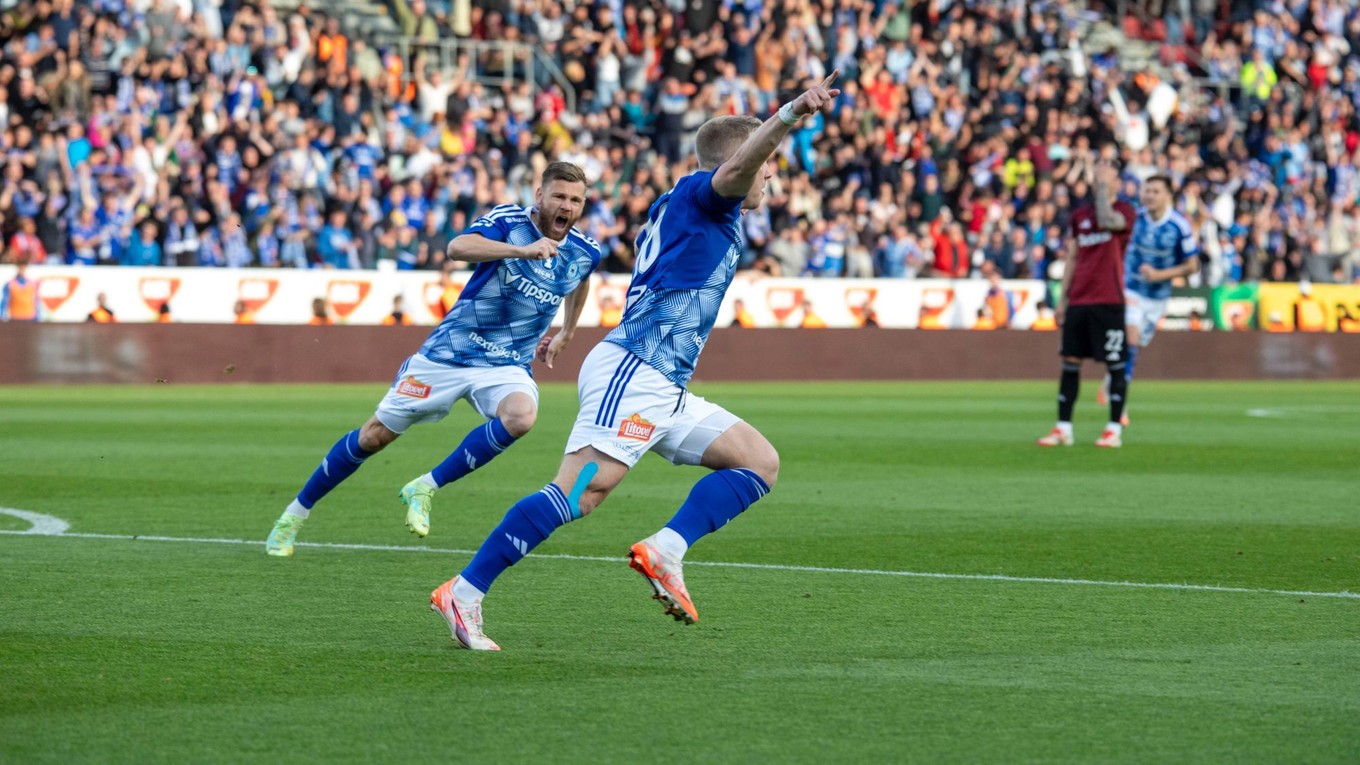 Futbalisti SK Sigma Olomouc oslavujú gól proti Sparte Praha vo finále Českého pohára.