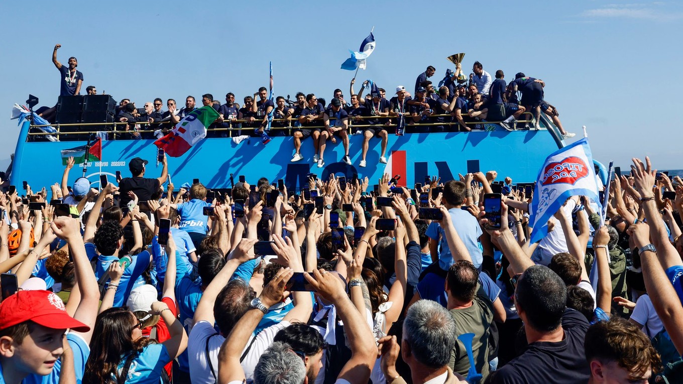 Futbalisti SSC Neapol oslavovali zisk titulu jazdou autobusom v uliciach mesta.