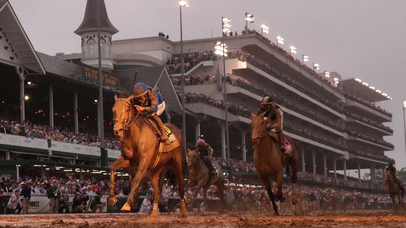 Džokej Junior Alvarado a kôň Sovereignty vyhrali Kentucky Derby 2025.