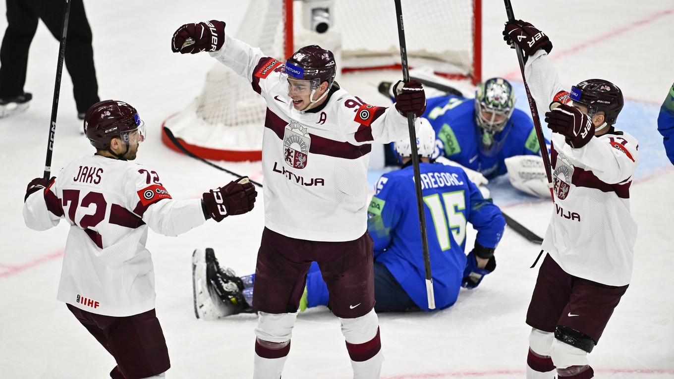 Hokejisti Lotyšska sa tešia z gólu v zápase Slovinsko - Lotyšsko na MS v hokeji 2025. 