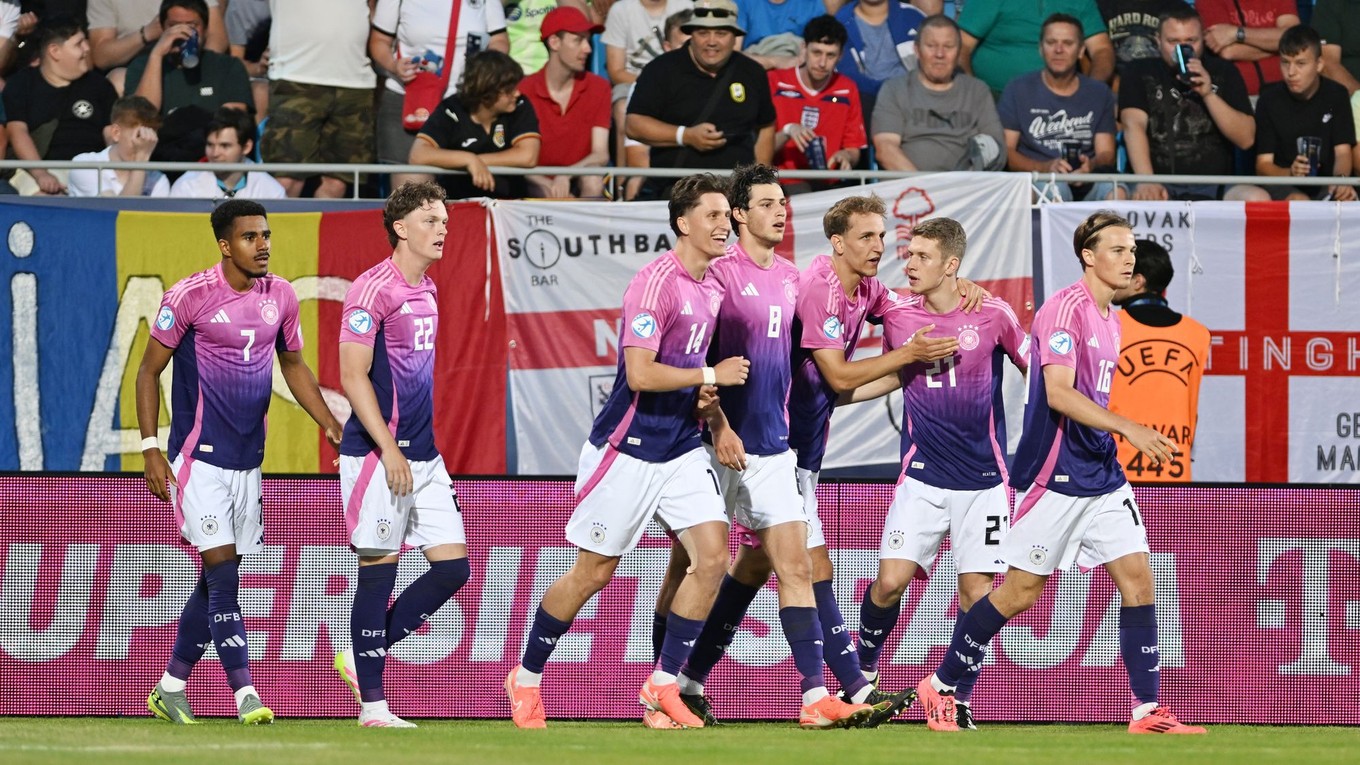 Nemeckí futbalisti sa tešia po strelenom góle v zápase Anglicko - Nemecko v skupine B na EURO U21 2025.