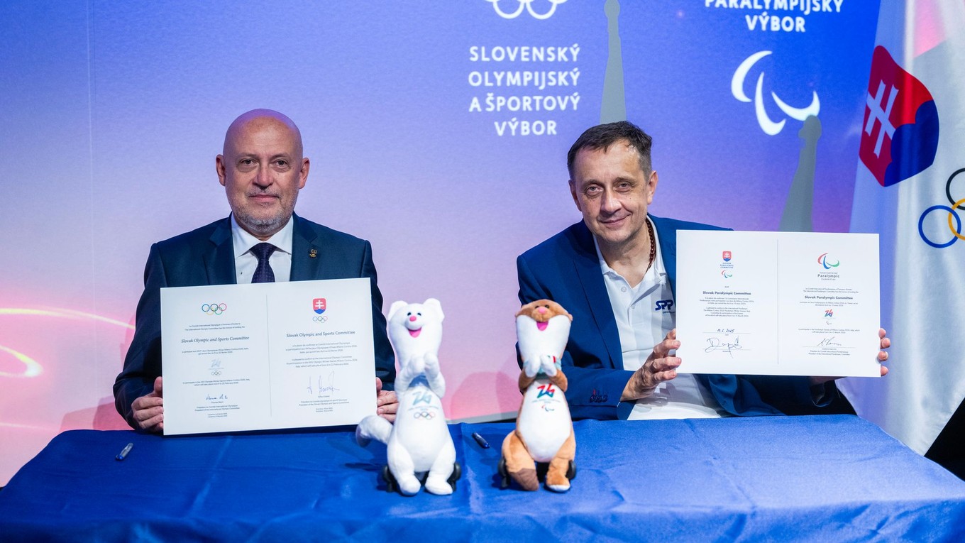 zľava prezident Slovenského olympijského a športového výboru (SOŠV) Anton Siekel a predseda Slovenského paralympijského výboru (SPV) Ján Riapoš počas podpisu prihlášky na zimné olympijské hry a zimné paralympijské hry 2026